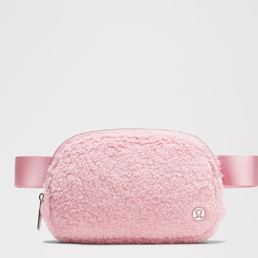 NWT everywhere belt bag 1L fleece - pink